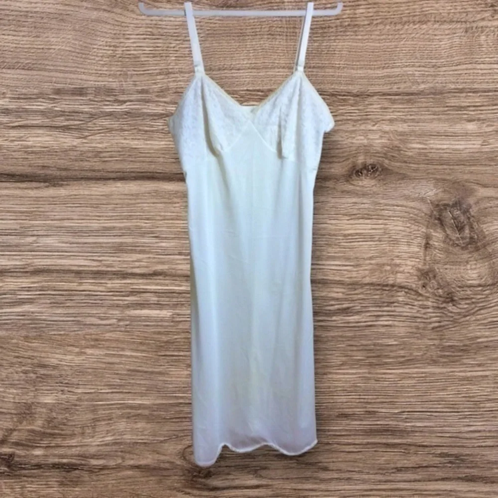 Vintage cream slip. Medium. - Picture 1 of 4